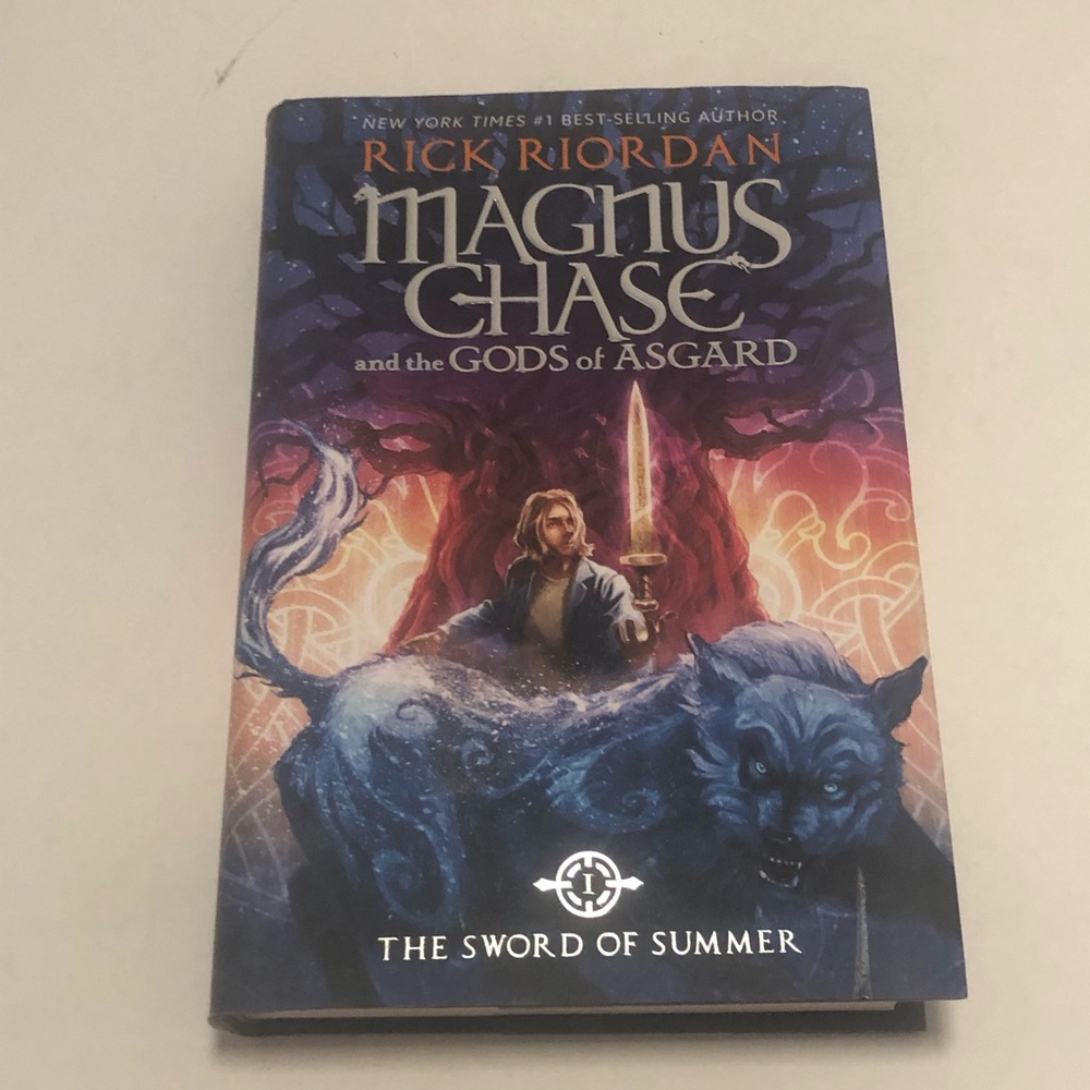 Hardcover Magnus Chase and the Gods of Asgard book 1 - The Sword of Summer